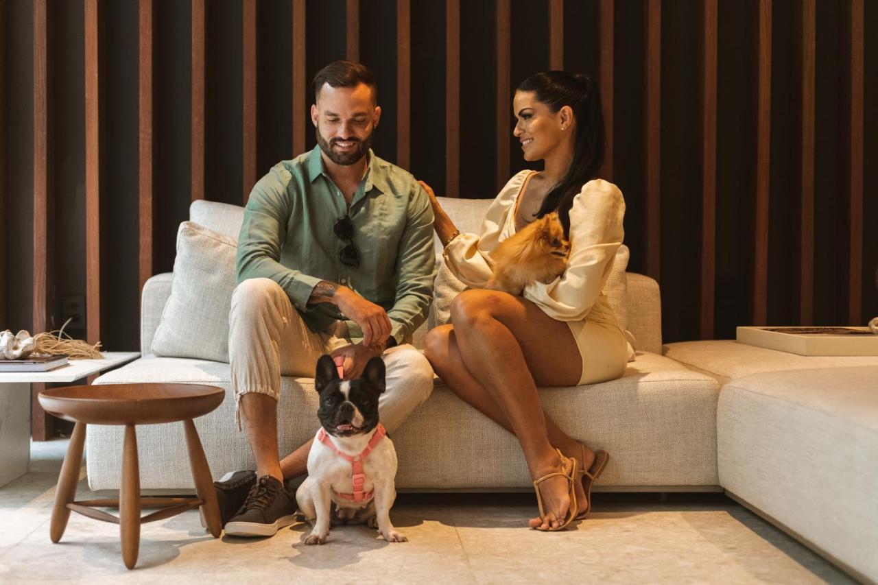 Ba'Ra Hotel Жуан-Песоа Экстерьер фото A couple with their dogs